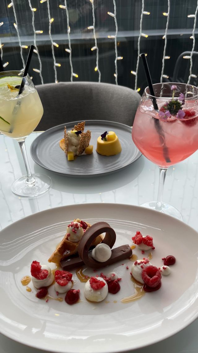 Spritz up your spring with @fourthfloorbrasserie_leeds ✨🌸

This season enjoy a curated spring dining experience in the beautiful Fourth Floor Brasserie.  Dine on three courses for £30 accompanied with a delightful spritz of your choice, choose either Slingsby Rhubarb Spritz or an Italicus Spritz 🍸

Available until 5th July book your table via the link in our bio 🔗